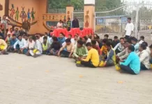 पावर प्लांट के बाहर ठेका श्रमिकों का धरना : 200 से अधिक कर्मचारियों को हटाने का आरोप, छंटनी के विरोध में प्रदर्शन
