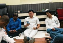नगर निगम सभापति के विरोध का अनोखा तरीका,जमीन पर बैठकर काम कर रहे हैं सभापति, देखिए वीडियो