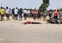 तेज रफ्तार ट्रैक्टर ने एक्टिवा को रौंदा, युवक की मौके पर मौत,पहचान नहीं हुई,दस्तावेज में रायगढ़ का पता, ट्रैक्टर चालक फरार,वाहन जब्त,सामान बंधा था, गांव जाने निकला था युवक