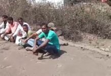 सर्वमंगला क्षेत्र में आक्रोश,किया अनोखा प्रदर्शन 5 जून को सुशासन तिहार का करेंगे विरोध,दो साल से लगा रहे गुहार,बैठक के बाद भी नहीं हुआ समाधान,धूल से परेशान हैं छात्र और राहगीर