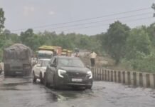 आंधी-तूफान के साथ मूसलाधार बारिश, जनजीवन अस्त-व्यस्त,पोड़ी उपरोड़ा के पास NH-130 पर भरा पानी, कई किमी लंबा जाम, देखिये वीडियो