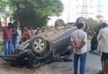 तेज रफ्तार कार डिवाइडर से टकराकर पलटी , कार में सवार नाबालिगो को लोगों ने निकाला बाहर, देखिए वीडियो