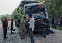 तेज रफ्तार 2 ट्रेलर आपस में टकराए ,केबिन में फंसे एक चालक की दर्दनाक मौत ,देखिए वीडियो