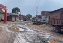 15 साल से सड़क का इंतजार, ग्रामीण आमरण अनशन पर
