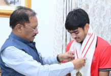 अंडर-18 एशिया कप विजेता हॉकी खिलाड़ी अवि मानिकपुरी ने मुख्यमंत्री श्री विष्णुदेव साय से की सौजन्य भेंट