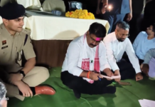 ब्रेकिंग: नक्सलगढ़ किसकोडो पहुंचे डिप्टी सीएम विजय शर्मा, जमीन पर बैठकर सुनी ग्रामीणों की समस्याएं