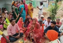 मंडप से लड़की को उठा ले गए मां-बाप : मच गया हंगामा, लड़के वालों ने लगाए जेवरात लेकर भागने के आरोप, देखिये वीडियो
