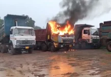 अंबिकापुर में आसमानी आफत : ट्रक पर गिरी बिजली, धू-धू कर जल उठा वाहन, देखिए VIDEO