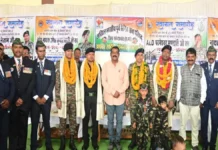 बारिश भी नहीं रोक सकी देशभक्ति का जज़्बा : चार पूर्व सैनिकों का हुआ सम्मान, विधायक टेकाम बोले- पूर्व सैनिक देश के गौरव