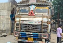 कुसमुंडा इमली छपार चौक पर बड़ा हादसा टला,जनरल स्टोर के सामने खड़ी स्कूटी को 14 चक्का ट्रक ने मारी टक्कर, बाल-बाल बचा स्कूटी मालिक, देखिये वीडियो