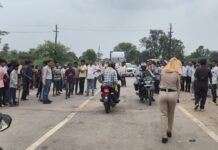 टैंकर की चपेट में आई स्कूटी, सगे भाई-बहन समेत 2 स्कूली बच्चों की मौत,पोड़ी बस स्टैंड के पास हादसा, गुस्साए ग्रामीणों ने 2 घंटे किया नेशनल हाईवे जाम, देखिये वीडियो