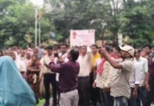 कुसमुंडा जी एम ऑफिस को घेर लिया लोगों ने,देखिए वीडियो