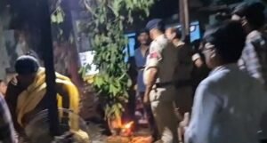 चिमनी भट्ठा बस्ती में बाल विवाह रोकने पहुंची महिला बाल विकास और पुलिस की टीम,15 साल के लड़के और 13 साल की लड़की की शादी रुकवाई गई 1 IMG 20260720 WA0019