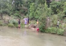 उफनते नाले में बाइक समेत बहा युवक,12 घंटे बाद 3 किमी दूर मिला शव