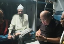 हीराकुंड एक्सप्रेस में पुराने दोस्तों की मुलाकात, सफर बना यादगार,ट्रेन के डिब्बे में गूंजीं पुरानी बातें और हंसी के ठहाके