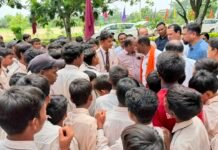 छुरी कला एकलव्य विद्यालय में छात्रों का हंगामा, विधायक और जिला पंचायत अध्यक्ष की गाड़ी घेरी,एक्सपायरी खाना, दूषित पानी और कीड़े मिलने से फूटा गुस्सा, प्राचार्य को हटाने की मांग