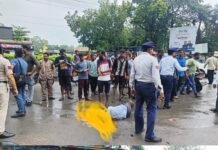 सीएसईबी चौकी के सामने तेज रफ्तार ट्रक ने एक्टिवा सवार को रौंदा, मौके पर मौत,हादसे के बाद लोगों में आक्रोश, पुलिस ने शव और क्षतिग्रस्त वाहन हटाया, मृतक की पहचान नहीं