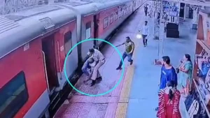 RPF personnel saves a passenger at Rajnandgaon Railway Station 1783756612