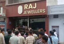 छुरी में दिनदहाड़े हथियारबंद लुटेरों का तांडव, वारदात CCTV में कैद,राज ज्वैलर्स में घुसे तीन नकाबपोश, एक महिला के वेश में था बदमाश, संचालक की बहादुरी से बड़ी लूट नाकाम, देखिये वीडियो
