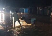 NH-43 पर बहते पानी में मछली पकड़ते दिखे लोग, पहली बारिश में सड़क बनी जलधारा, देखिये वीडियो