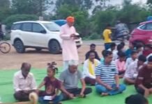 शराब भट्टी के सामने हनुमान चालीसा का पाठ ,शराब भट्टी हटाने की चल रही है मांग , देखिए वीडियो