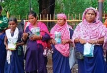 “स्वच्छता दीदियों” के साथ भी फिर छलावा, घटिया क्वालिटी के रेनकोट बांटे गए,पहले मितानिनों को मिली थीं खराब साड़ियां, अब बारिश में दीदियों को मिली “पन्नी से भी पतले” रेनकोट, देखिये वीडियो