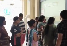 नवजात जुड़वा में से एक की मौत,परिजनों ने चिकित्सकों पर लगाया लापरवाही का आरोप , गंभीर होने के बाद भी नहीं छोड़ा जा रहा था अस्पताल से ,देखिए वीडियो