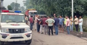 तेज रफ्तार ट्रेलर ने बाइक सवार को रौंदा, मौके पर दर्दनाक मौत,सर्वमंगला-राताखार मार्ग पर हादसा, जाम लगने से लगी वाहनों की लंबी कतार 1 Screenshot 2026 07 19 19 37 04 23 6012fa4d4ddec268fc5c7112cbb265e7