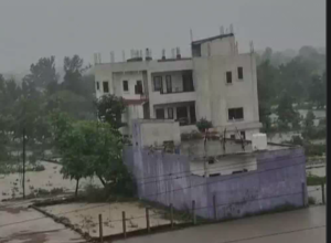 बिलासपुर में 20 साल बाद बाढ़ के हालात, शहर के हर इलाके में पानी भरा, स्कूलों की छुट्टी, रेलवे ट्रैक डूबे, 5 ट्रेनें रद्द 5 Screenshot 2026 07 20 11 04 12 366 com.ak .ta .dainikbhaskar.activity