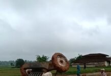 खेत की जुताई के दौरान ट्रैक्टर पलटा, युवक की दबकर दर्दनाक मौत,त्रिकुंडा थाना क्षेत्र के शारदापुर गांव की घटना, देखिये वीडियो