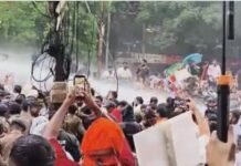 रायपुर मे भाजपा कांग्रेस का टकराव, पुलिस नें छोडी आंसू गैस, कार्यकर्ताओं पर वाटर कैनन चलाया राहुल गांधी के विरोध में बीजेपी का प्रदर्शन