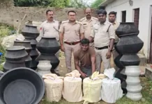 अवैध शराब फैक्ट्री का भंडाफोड़ : 480 किलो लाहन के साथ आरोपी गिरफ्तार, 8 भट्ठियों पर बना रहा था देसी