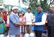 बाढ़ प्रभावित परिवारों के बीच पहुंचे वन मंत्री केदार कश्यप,पालकी गांव में राहत सामग्री और सहायता राशि का किया वितरण, हरसंभव मदद का दिलाया भरोसा