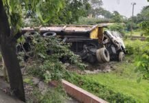 सर्वमंगला मंदिर के पास पलट गया कोयला लोड ट्रेलर ,बाल बाल बच गए राहगीर