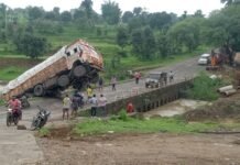बैकुंठपुर-बिलासपुर मार्ग पर बड़ा हादसा,खड़ी चढ़ाई में अनियंत्रित हुआ लोड ट्रक, पुल और नदी के बीच लटका, देखिये वीडियो
