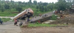 बैकुंठपुर-बिलासपुर मार्ग पर बड़ा हादसा,खड़ी चढ़ाई में अनियंत्रित हुआ लोड ट्रक, पुल और नदी के बीच लटका, देखिये वीडियो 1 IMG 20260808 WA0033