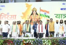 मुख्यमंत्री विष्णु देव साय ने हाथ में तिरंगा थामकर किया भव्य तिरंगा यात्रा का नेतृत्व,मुख्यमंत्री ने कहा – 140 करोड़ भारतीयों को एक सूत्र में बांधता है तिरंगा