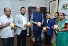 राज्यपाल श्री डेका ने 12 वर्षीय छात्र मास्टर दिव्यांश की पुस्तक ‘थॉट्स अबाउट गॉड‘ का किया विमोचन