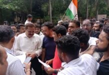 युवा कांग्रेस ने सड़कों की बदहाली पर किया प्रदर्शन ,पुलिस और युवाओं के बीच हुई जोर आजमाइश, देखिए वीडियो