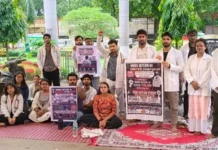 कोरबा हरेली के दिन भी इंटर्न डॉक्टरों का धरना जारी, छठवें दिन शांतिपूर्ण प्रदर्शन
