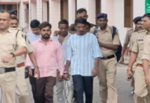 धमतरी के ट्रिपल मर्डर केस में बड़ा फैसला : पांच दोषियों को उम्रकैद, मृतकों के परिजनों ने आरोपियों पर फेंकी चप्पल