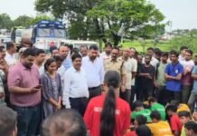 एकलव्य आवासीय विद्यालय के बच्चों ने किया चक्का जाम,कटघोरा-कोरबा मुख्य मार्ग 7 बजे से बंद, खाने में कीड़ा और अभद्र व्यवहार का आरोप,प्रिंसिपल हटाने की मांग पर अड़े छात्र, सड़क के दोनों ओर लगी वाहनों की लंबी कतार, देखिये वीडियो