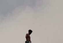 अंडा नहीं मिला तो युवक चढ़ा टावर पर,लखनपुर के जमगला गांव में हाई वोल्टेज ड्रामा, वीडियो वायरल,पुलिस-ग्रामीणों ने समझाकर सुरक्षित उतारा, युवक मानसिक रूप से बीमार, देखिये वीडियो