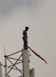 अंडा नहीं मिला तो युवक चढ़ा टावर पर,लखनपुर के जमगला गांव में हाई वोल्टेज ड्रामा, वीडियो वायरल,पुलिस-ग्रामीणों ने समझाकर सुरक्षित उतारा, युवक मानसिक रूप से बीमार, देखिये वीडियो 1 Screenshot 2026 08 02 13 32 29 02 6012fa4d4ddec268fc5c7112cbb265e7
