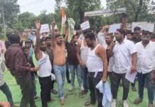 अटल प्रतिमा निर्माण में अनियमितता का मामला गरमाया,युवा कांग्रेस का अर्धनग्न प्रदर्शन, पुलिस ने रोका, जमकर नारेबाजी,”CMO और ठेकेदार की भी जांच हो” – युवा कांग्रेस की मांग देखिये वीडियो