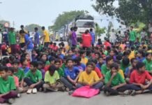 एक माह में तीसरी बार सड़क पर उतरे स्कूली बच्चे,छुरी में Eklavya आवासीय स्कूल के छात्रों ने किया चक्का जाम,प्रिंसिपल और छात्रावास अधीक्षक को हटाने की मांग, मांग पूरी होने तक आंदोलन की चेतावनी