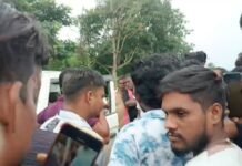 RTO कर्मचारी की बदसलूकी से भड़के ट्रक चालक, NH-30 जाम, देखिये वीडियो