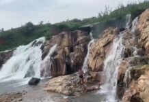 बारिश में झुमका जलाशय से निकली दूधिया जलधारा, खूबसूरत नजारा देखने उमड़ रहे सैलानी, देखिये वीडियो