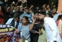पुलिस अभ्यर्थियों का हंगामा, गृह मंत्री का घेरा कार्यालय