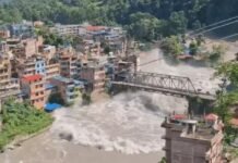 तिब्बत से आई बाढ़ नें मचाई नेपाल मे तबाही, गांव डूबे, पुल गाड़िया बही, 7 की मौत, बिहार के 8 जिलों मे भी अलर्ट